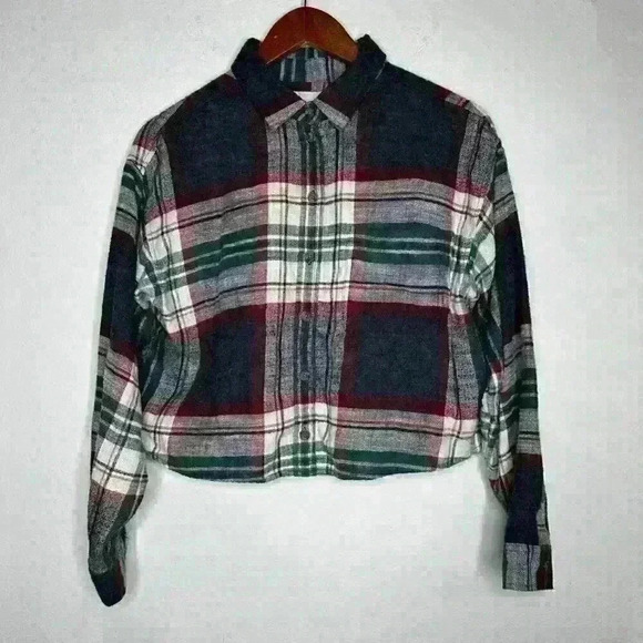 American Eagle Tops - American‎ Eagle Cropped button down flannel shirt plaid Sz M